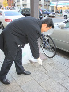 たばこの吸い殻を拾う岩上弁護士